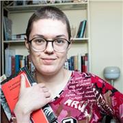 Graduada en Periodismo con conocimientos en Lengua Castellana y otras materias de Humanidades, además de idiomas.